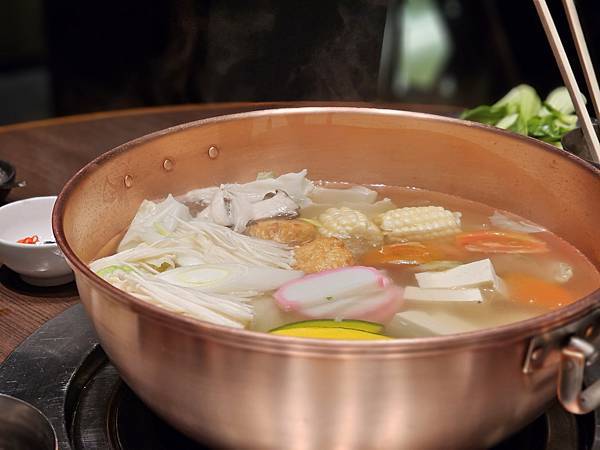 大安區推薦美食「橘色涮涮屋」/台北消夜/頂級火鍋排隊實至名歸