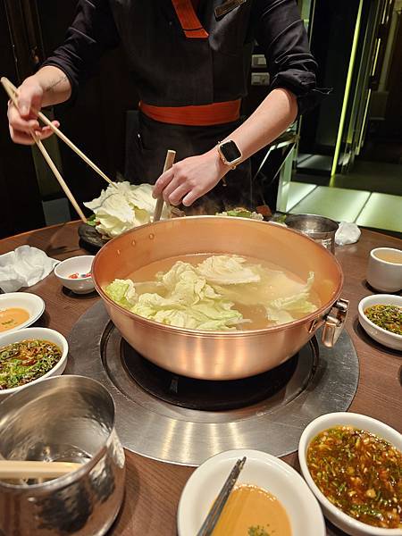 大安區推薦美食「橘色涮涮屋」/台北消夜/頂級火鍋排隊實至名歸