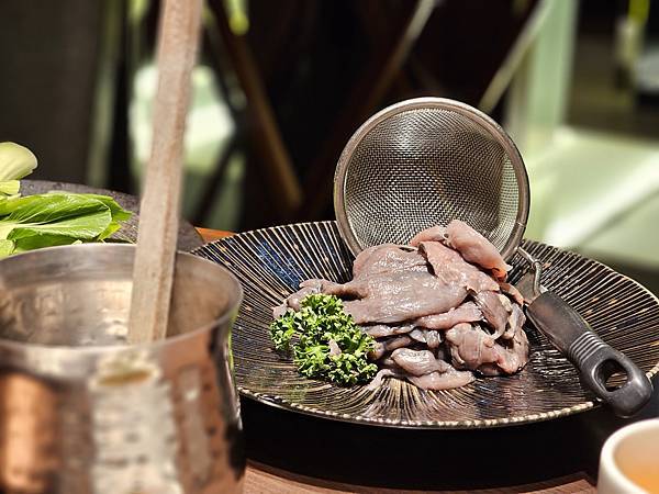 大安區推薦美食「橘色涮涮屋」/台北消夜/頂級火鍋排隊實至名歸