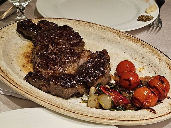 (胖樺食記)台北老字號高人氣「雅室牛排」/超推薦厚切肋眼/完