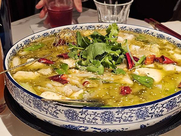 (胖樺食記)六張犁超推薦時尚川菜館「弎弎川酒」/好吃酸菜魚扁