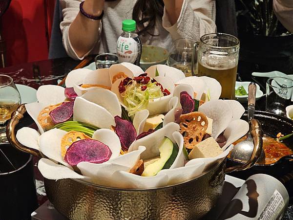(胖樺食記)民生社區預約困難「李白白鴛鴦麻辣鍋」/鍋底如藝術