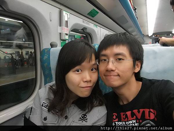 坐高鐵上台北。都沒睡飽的臉