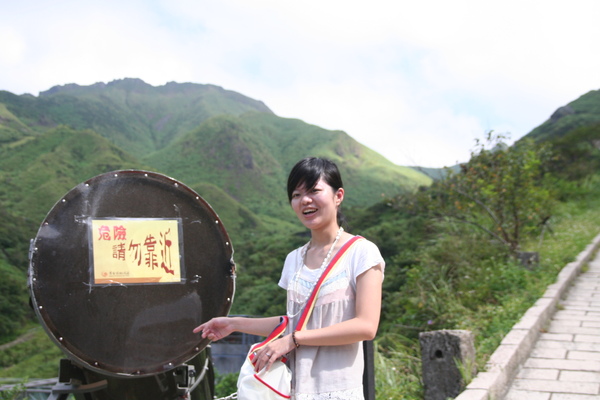 它是垃圾的溜滑梯，垃圾會"咚咚咚咚咚"的溜下去