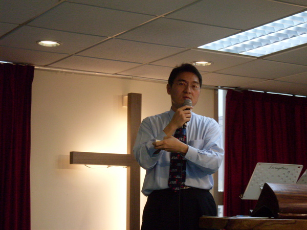 該用左手拿麥克風才不會像這樣打結