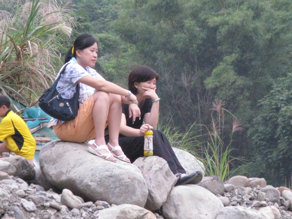 麗莉與茹萍作壁上觀