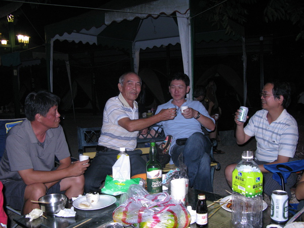 老闆帶單一純麥的WHISKY來找我們聊天