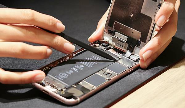 如果iPhone 或iPad 顯示「無效的SIM」或「無SI