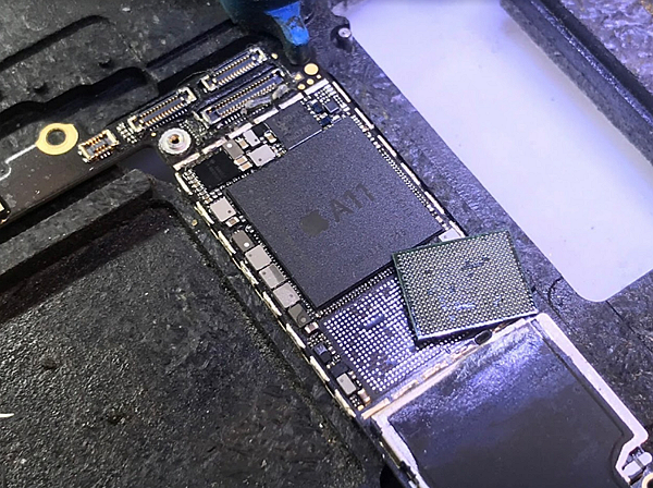 如果iPhone 或iPad 顯示「無效的SIM」或「無SI