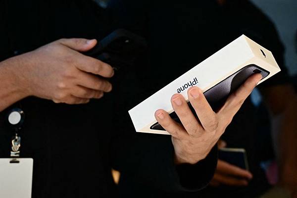 【蘋果全新動向】新功能「隔空更新」沒拆封的 iPhone 也 【蘋果全新動向】新功能「隔空更新」沒拆封的 iPhone 也