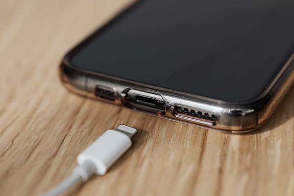 充不了電！iPhone偵測到進水怎麼辦？教你解決不能充電問題