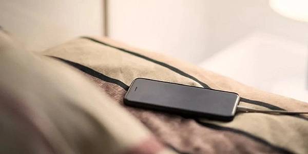 睡前玩iPhone「這點」是大忌! 若不改掉恐造成身體傷害 睡前玩iPhone「這點」是大忌! 若不改掉恐造成身體傷害