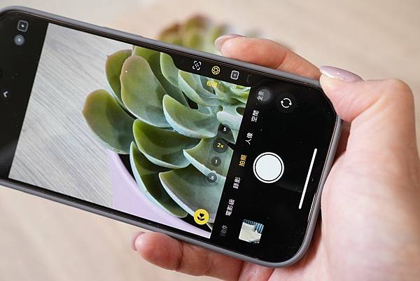 iPhone 16 機型的相機使用最新一代「攝影風格」 iPhone 16 機型的相機使用最新一代「攝影風格」