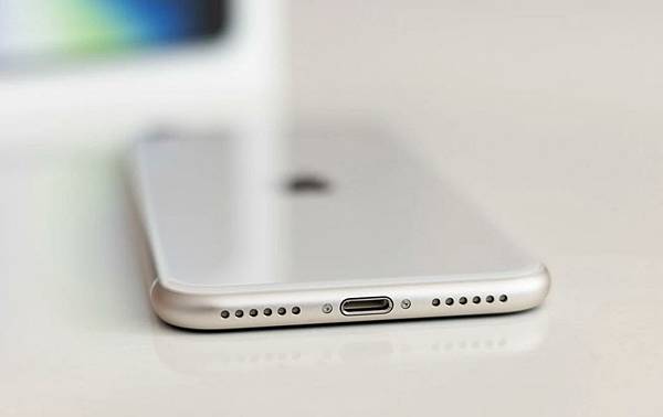 iPhone充不了電怎麼辦？處理 iPhone 無法充電的妙