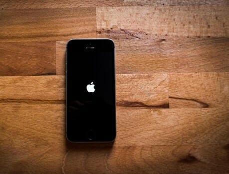 當 iPhone 畫面卡住無法關機，這樣做能快速解決！