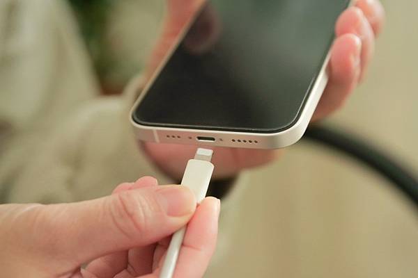 換新電池卻狂噴電？蘋果維修師曝iPhone省電失效的大真相