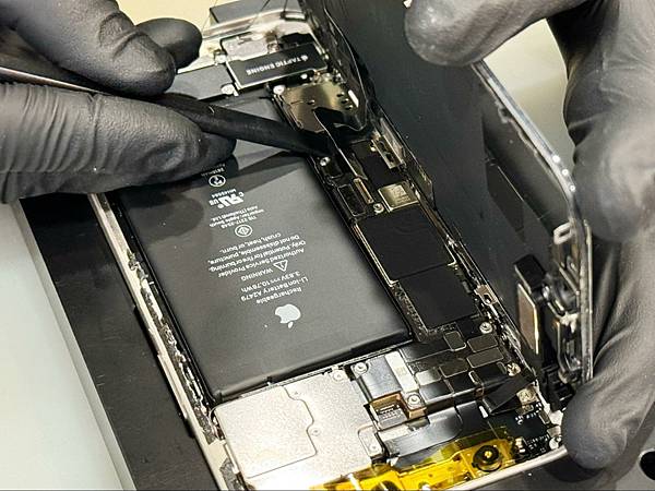 換新電池卻狂噴電？蘋果維修師曝iPhone省電失效的大真相