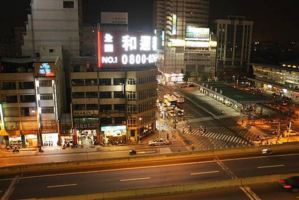 住宿窗戶看出去的高雄市夜景