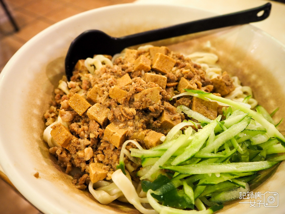 華山三創 CP值高x銀記手擀刀切牛肉麵 炸醬麵 肉絲炒飯20.jpg