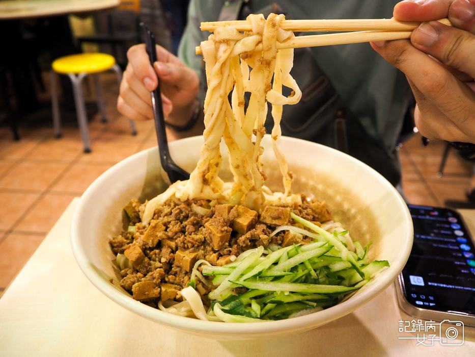 華山三創 CP值高x銀記手擀刀切牛肉麵 炸醬麵 肉絲炒飯21.jpg