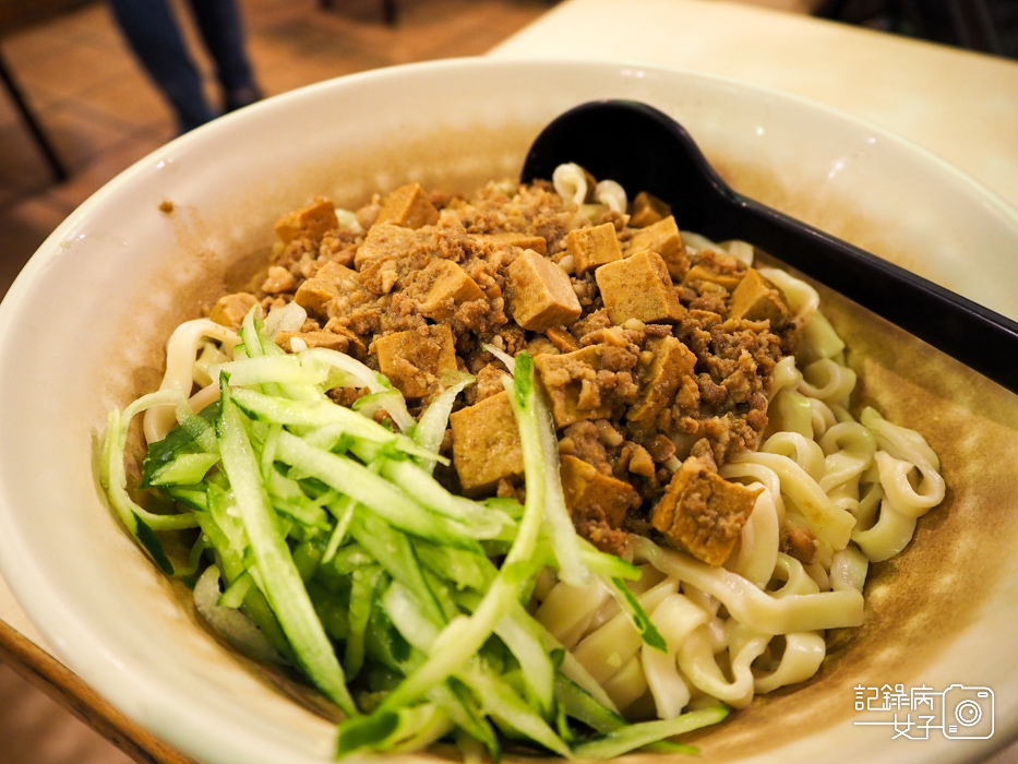 華山三創 CP值高x銀記手擀刀切牛肉麵 炸醬麵 肉絲炒飯19.jpg