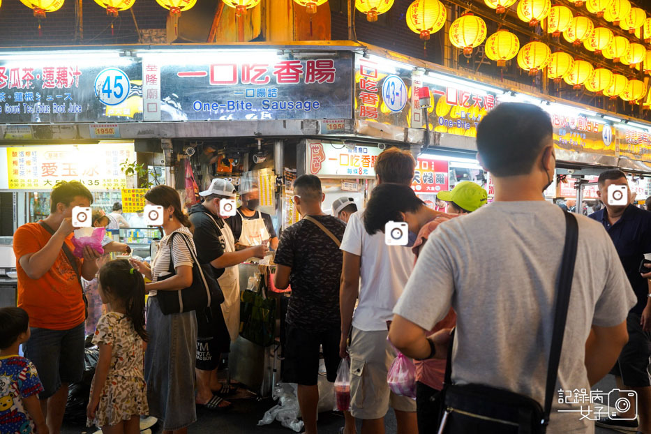 2基隆廟口夜市營養三明治天一香肉羹順世盛一口吃香腸營養三明治好吃糖葫蘆.jpg