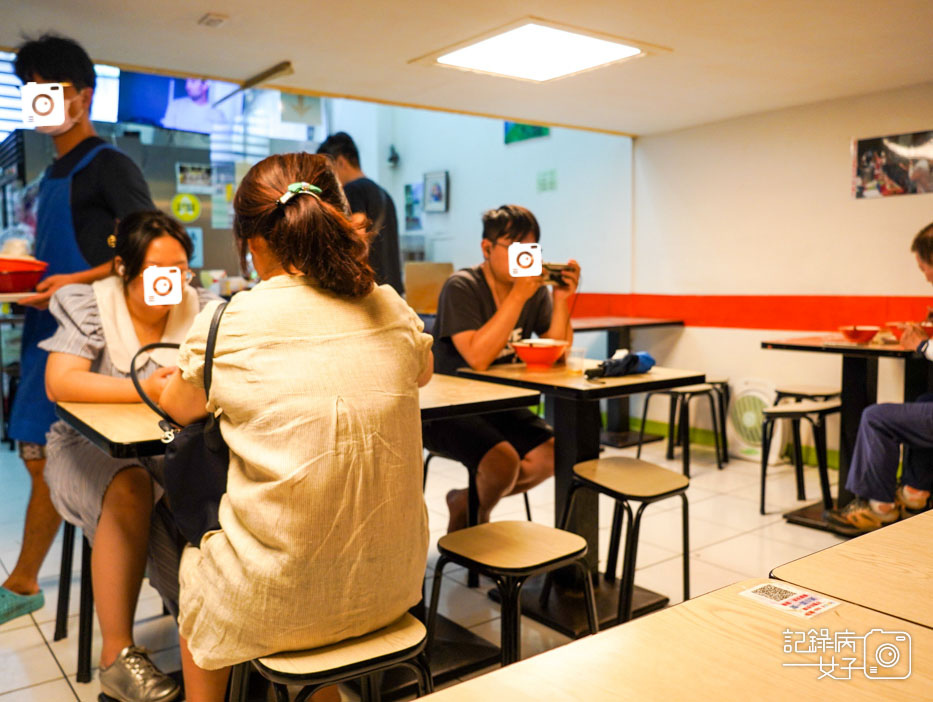 6半島牛肉麵半筋半肉牛肉麵干貝韭黃水餃牛肉湯餃.jpg