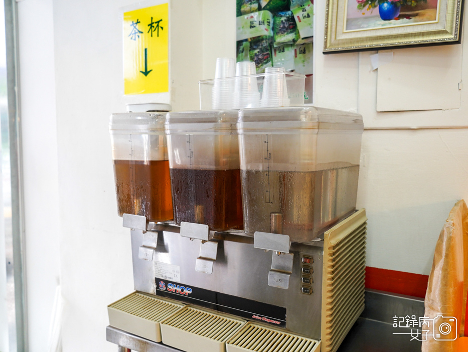 8半島牛肉麵半筋半肉牛肉麵干貝韭黃水餃牛肉湯餃.jpg