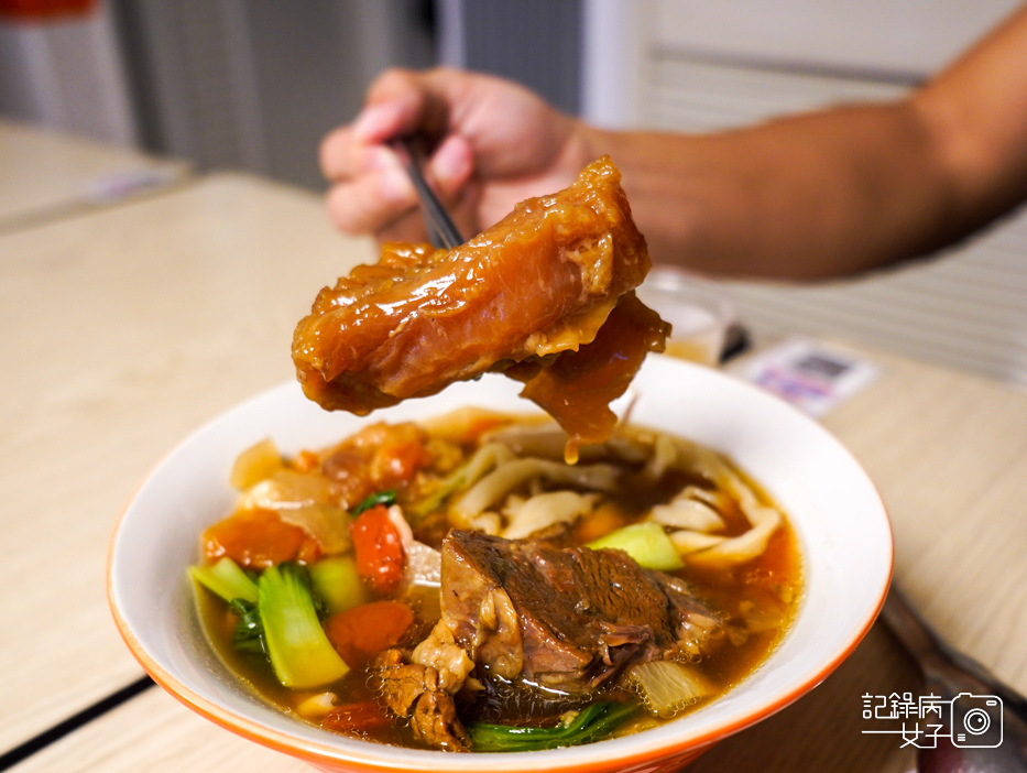 22半島牛肉麵半筋半肉牛肉麵干貝韭黃水餃牛肉湯餃.jpg