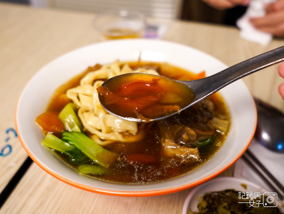 23半島牛肉麵半筋半肉牛肉麵干貝韭黃水餃牛肉湯餃.jpg