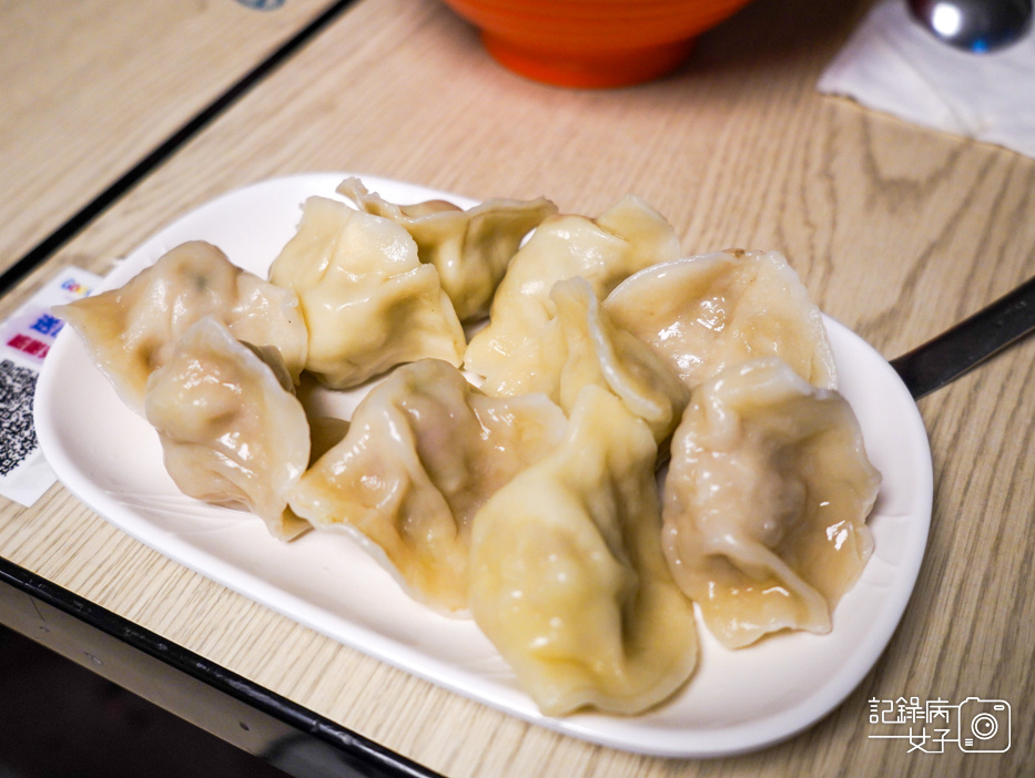 26半島牛肉麵半筋半肉牛肉麵干貝韭黃水餃牛肉湯餃.jpg