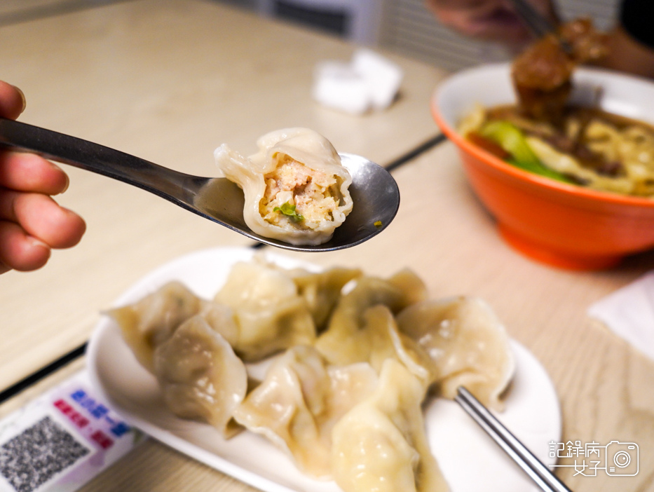 28半島牛肉麵半筋半肉牛肉麵干貝韭黃水餃牛肉湯餃.jpg