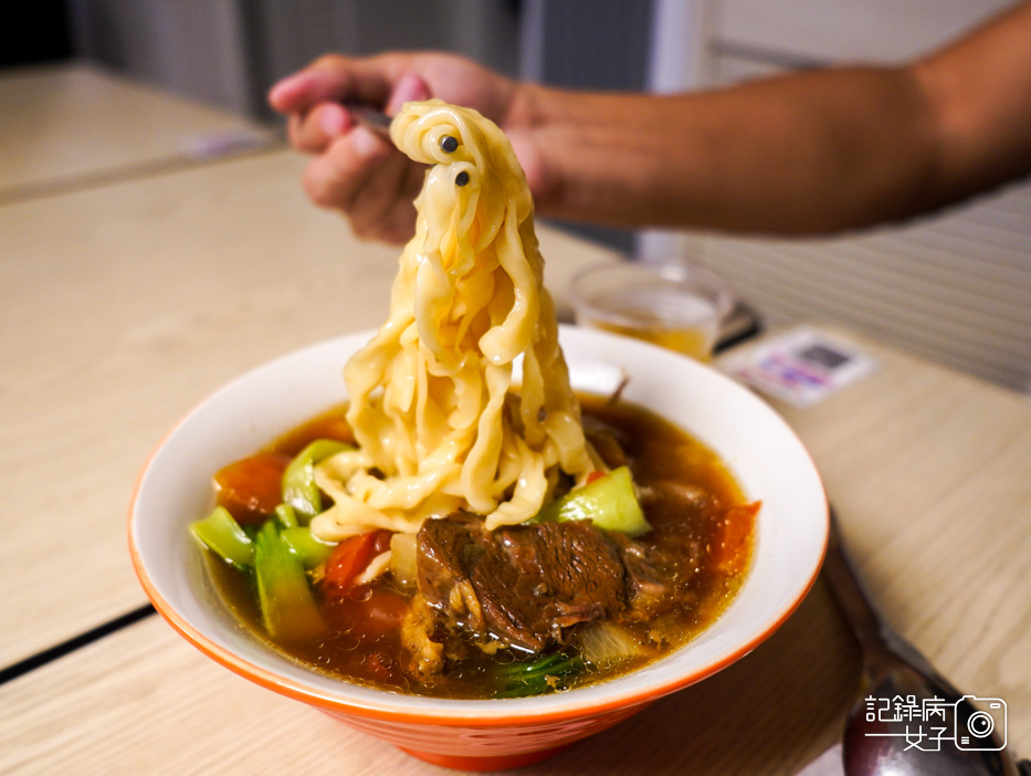 30半島牛肉麵半筋半肉牛肉麵干貝韭黃水餃牛肉湯餃.jpg