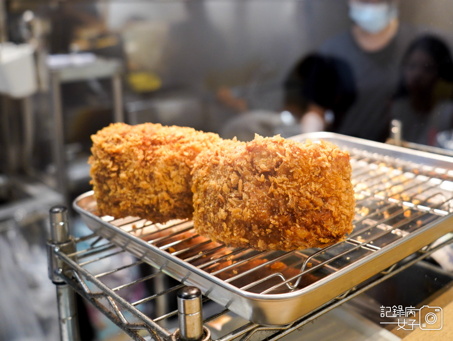 19萬華日初早午食堂極厚熟成豬排三明治限量厚豬排三明治牛肉漢堡.jpg