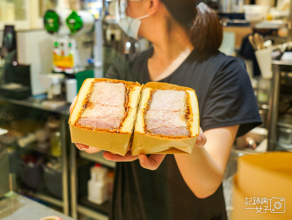 34萬華日初早午食堂極厚熟成豬排三明治限量厚豬排三明治牛肉漢堡.jpg