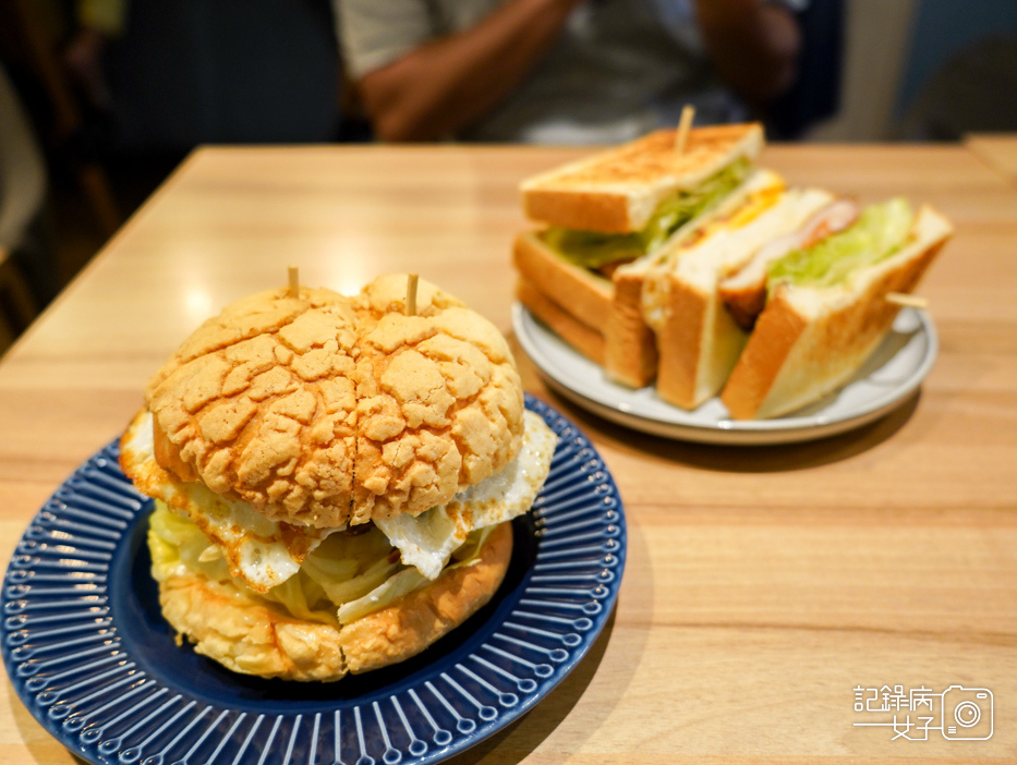 20三重早午餐打飽嗝炭烤三明治美式牛肉菠蘿堡.jpg