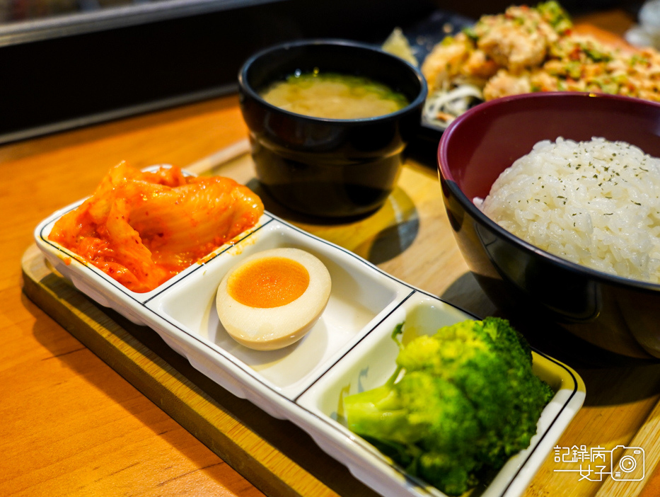 15湧蓮寺夜市蘆洲廟口夜市得盛咖哩秘製椒麻雞排飯.jpg