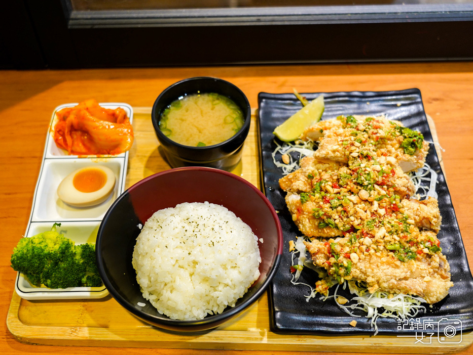 12湧蓮寺夜市蘆洲廟口夜市得盛咖哩秘製椒麻雞排飯.jpg