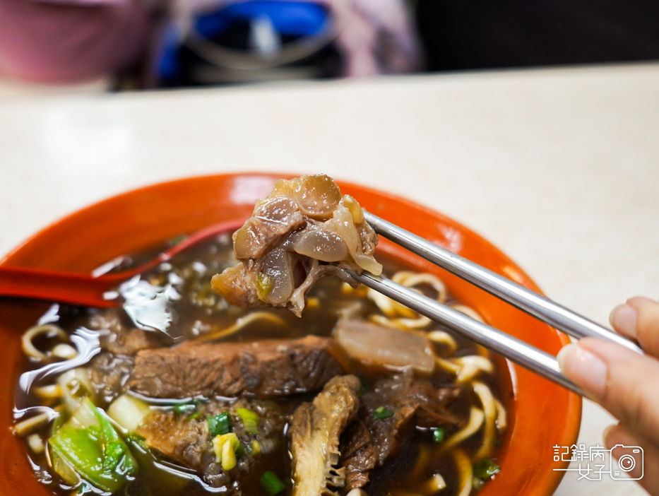 25饒河夜市齒牛香牛肉麵三合一牛肉麵牛筋.jpg