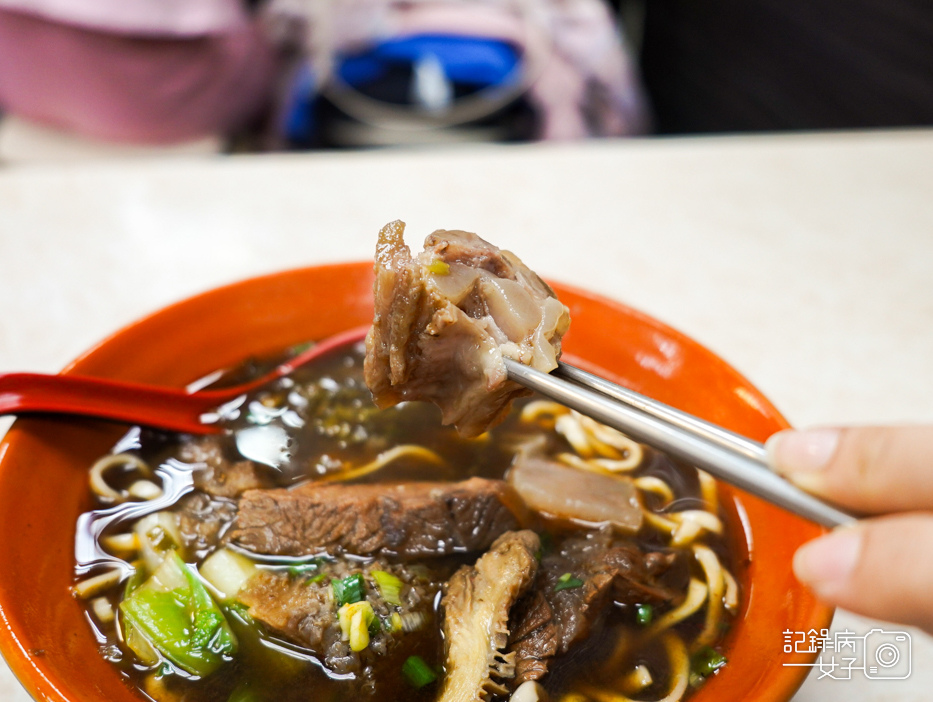 26饒河夜市齒牛香牛肉麵三合一牛肉麵牛筋.jpg