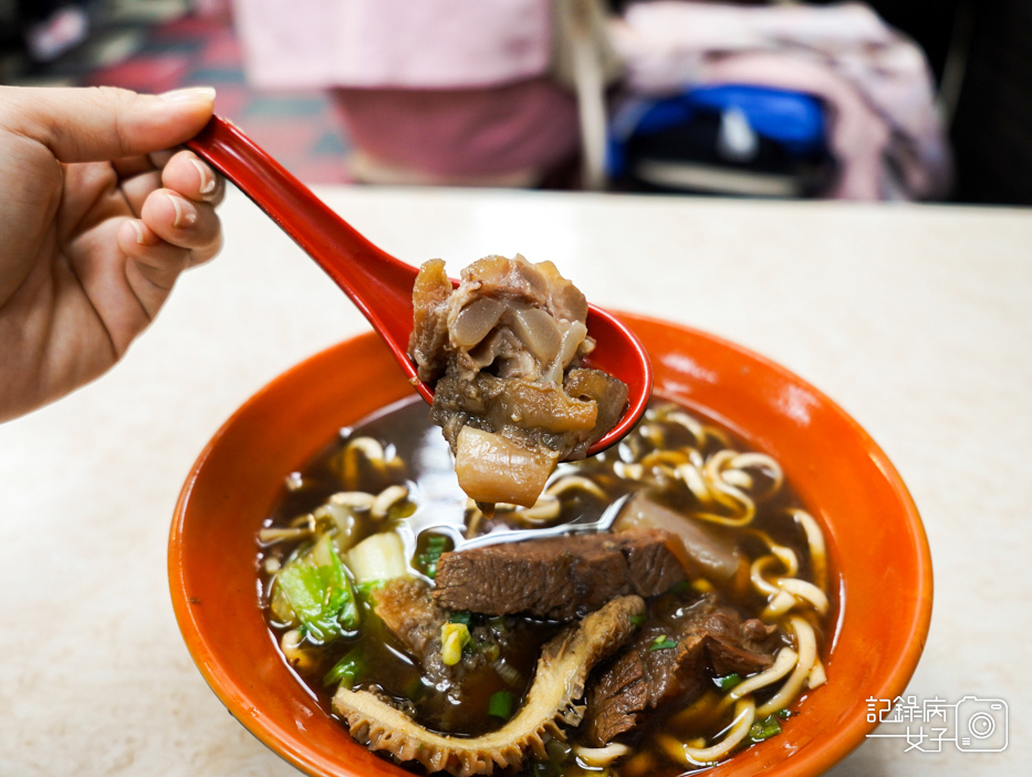 27饒河夜市齒牛香牛肉麵三合一牛肉麵牛筋.jpg