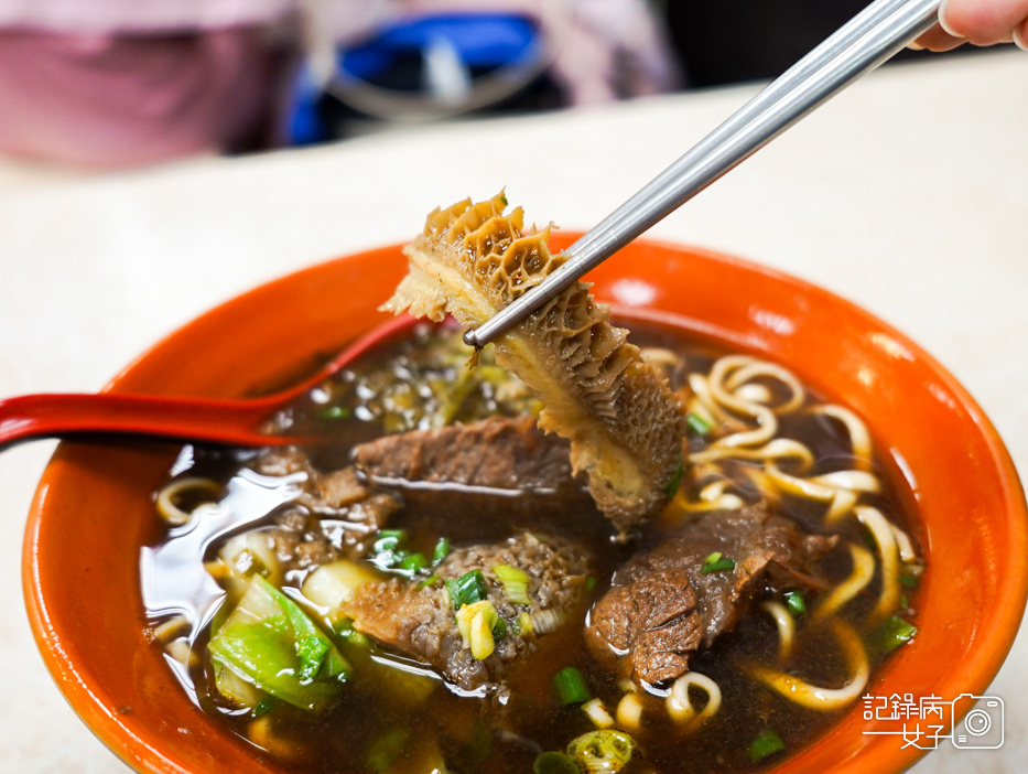 28饒河夜市齒牛香牛肉麵三合一牛肉麵牛肚.jpg