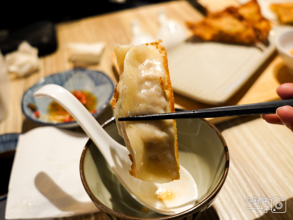 22信義餃子樂三鮮水餃炸花枝香菜餃子紫蘇葉煎餃.jpg