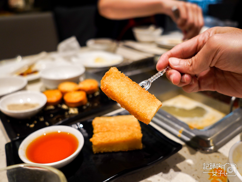 66海底撈火鍋招牌菜黃金酥肉芝士豆腐紅糖滋粑.jpg