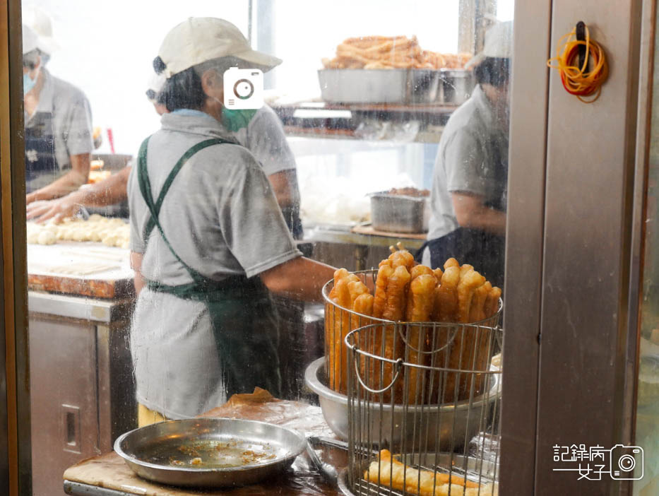 15台北美食華山市場阜杭豆漿招牌鹹飯糰加蛋厚餅夾蛋蘿蔔絲酥餅.jpg