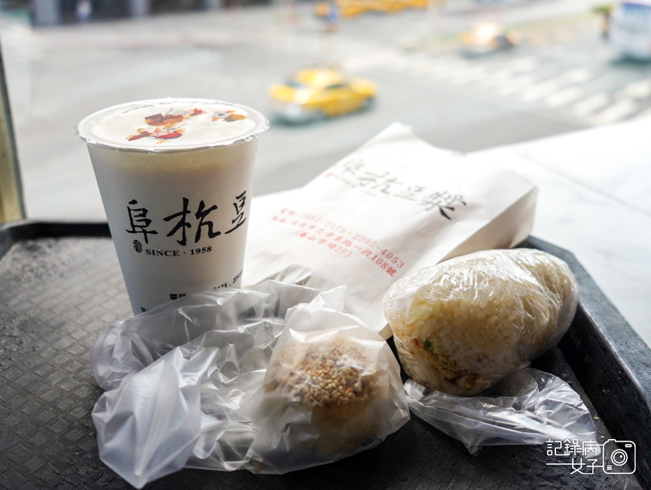 17台北美食華山市場阜杭豆漿招牌鹹飯糰加蛋厚餅夾蛋蘿蔔絲酥餅.jpg