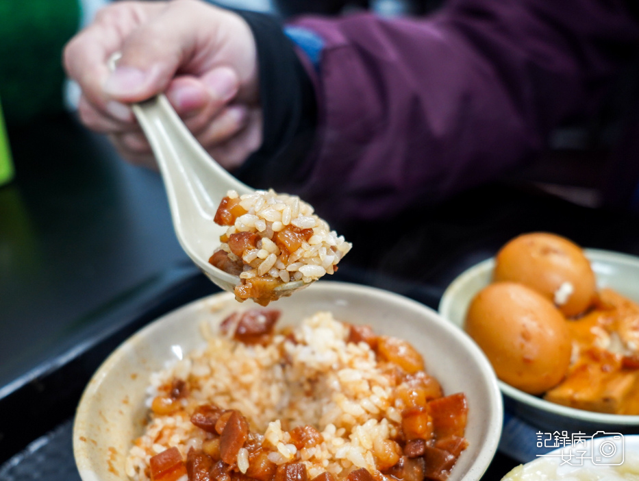 26三重今大魯肉飯滷肉飯排行帶皮肥肉偏甜魯汁竹筍排骨湯.jpg