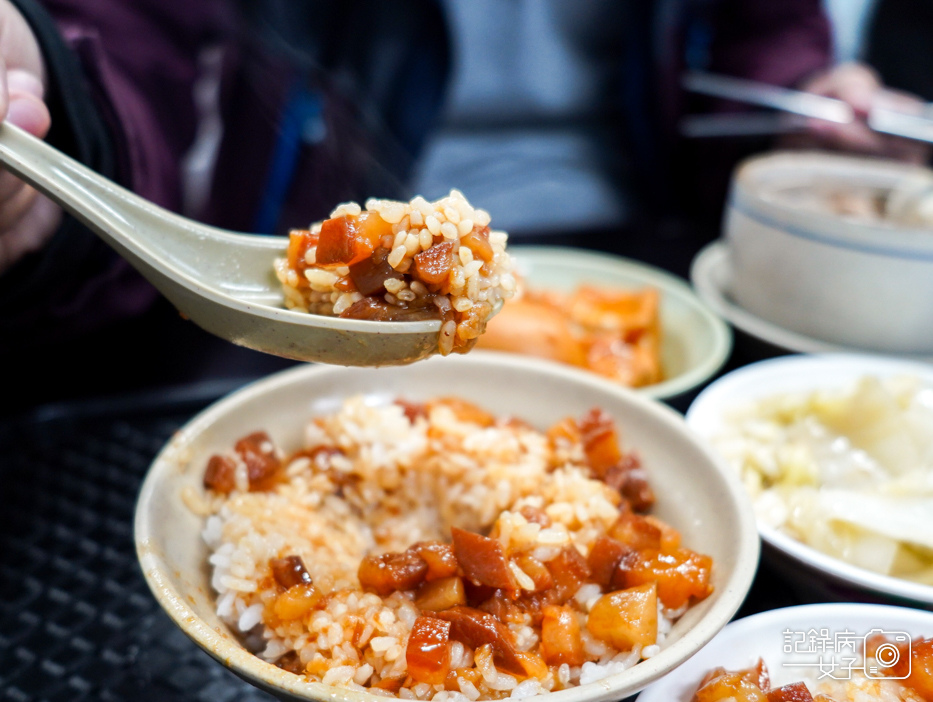 27三重今大魯肉飯滷肉飯排行帶皮肥肉偏甜魯汁竹筍排骨湯.jpg