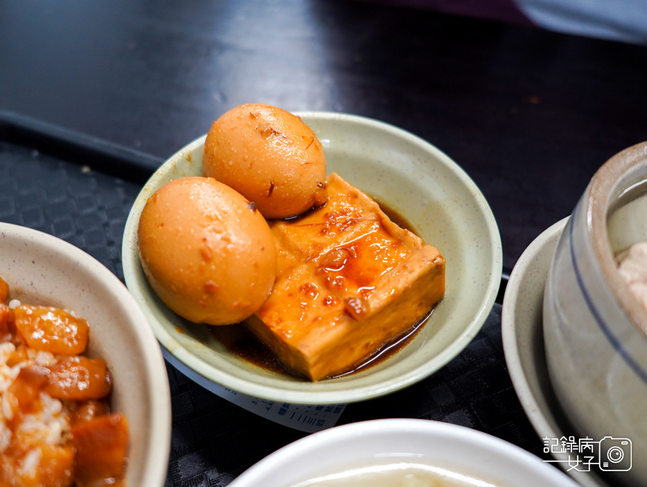 30三重今大魯肉飯滷肉飯排行帶皮肥肉偏甜魯汁竹筍排骨湯.jpg