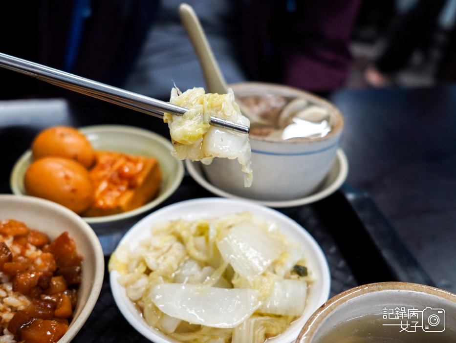 33三重今大魯肉飯滷肉飯排行帶皮肥肉偏甜魯汁竹筍排骨湯.jpg